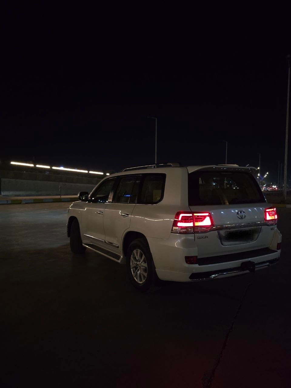 نوع السيارة:- لاندكروزر 
الفئة:- GX.R
المحرك:- V6
سعة المحرك:- 4000
لون:- ابيض
الممشى:- 208Km ملاحظة (الي يكول ماشيه هواي الممشى حقيقي هيج موديلات يصفرهون و يعرضوهن اما هاي السيارة حقيقي 100‎%‎)
تشغيل عن بعد
 حساسات 
السيارة بريم اصل
السعر 45،000$ يعني أربع شدات و خمسين ورقه 
ملاحظة (السيارة تجي و تشوفها و تسوي سونار لا اكلك مكفولة ولا اكلك مضروبه ولا اكلك بيها قطعه السونار يحكم )
للاستفسارات الرقم:-***********
