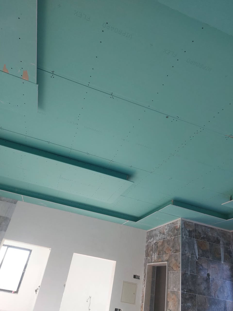 السلام عليكم
نعمل جميع السقوف المغربية  
داخل كركوك و حسب الاتفاق 
هاتف ***********
