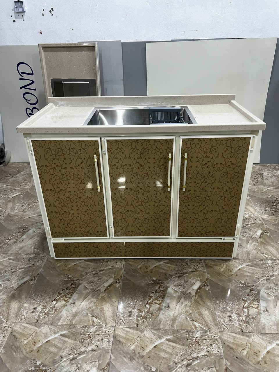 سنك مرمر سل اسيل قياس متر و20 جديد دبل رف احطاطه رف بنل 
سعر 165 الف 
كامل مع سله وخرطوم صرف ماء 
***********
متوفر كل الاوان معمل محمد الكردي
