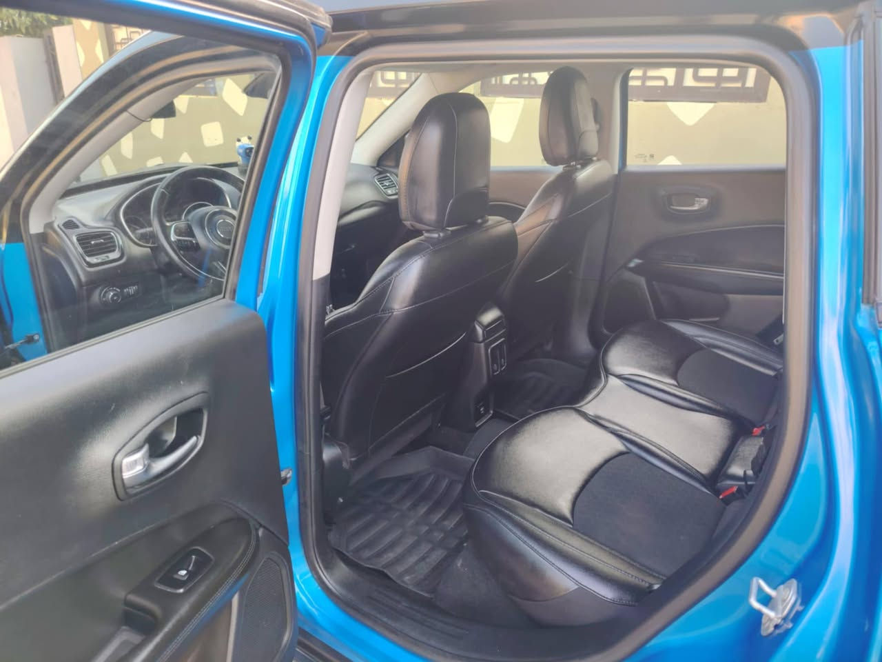 للبيع جيب كومباس ٢٠٢٠/ رقم شمالي مميز /سنوية لحد ٢٠٢٧/ بيها دفتر بانزين/ ضرر سيارة جاملغ سكن وباب سكن /شرط تحويل وغرامات /مواصفات تحكم ستيرن تشغيل عن بعد بصمة مثبت سرعة تبريد قطعتين داخل جلد اسود مخرج يوس بي عدد٢ مخرج جداحة عدد٢ مسجل شاشة كامرة خلفية ***********
