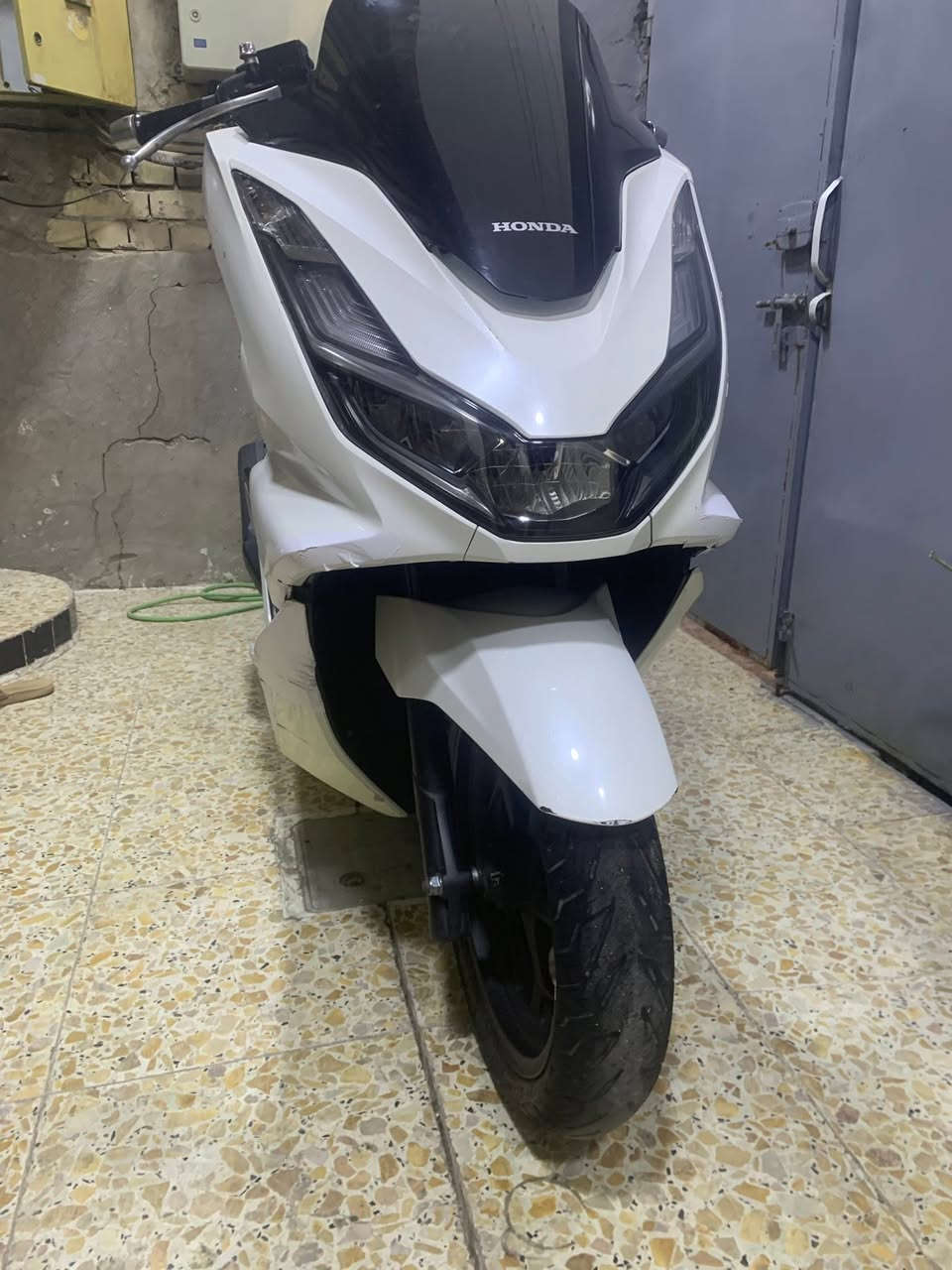 سلام عليكم PCX جيل رابع وراد كوري لون ابيض صدفي 

دراجه جديده كلش محرك بل كارتون 

مكفوله كفاله عامة دراجه جيب فيتر وفحص 
كهربائيات كلها شغاله 

حساس ستان حساس زدحام 
نضام  ABS  و نضام T 

دراجه نصبتها تخبل وما متعوبه 
مكاني بغداد شراي يتصل ويدلل 
***********
