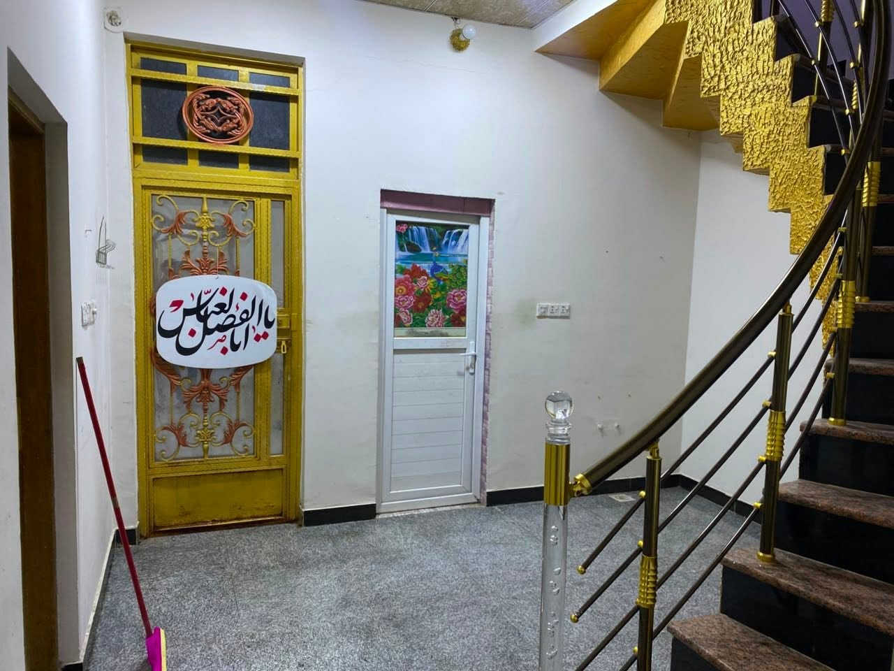 السلام عليكم بيت للإيجار العنوان دور الصحه خلف الريان سنتر مساحه ١٠٠متر مع فضله كراج سعر الاجار ٦٠٠شامل الاجور ***********
