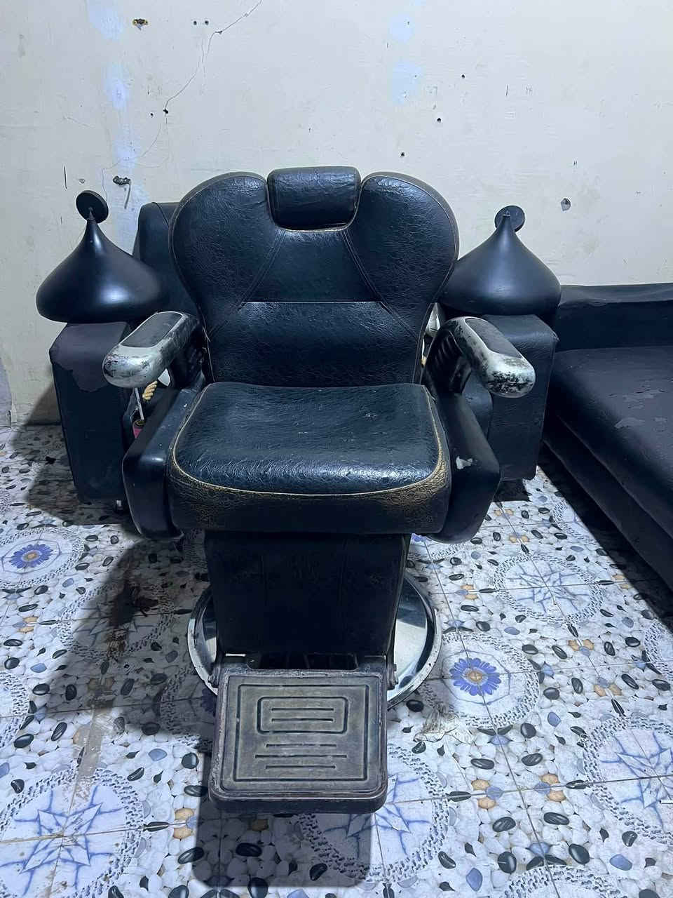 سلام عليكم شباب اغراض محل للبيع قنفات ٣ قطع مجرات تعليق ٣ قطع ٣ كراسي  بنكات حايط قطعتين ام الشاشه بيها ريمونت ديجي هوه وسماعاته ثنين هاواكس  وبي ريمونت  ٨ كلوبات ويا الحبل وطوس ثنين ثريات عنواني البصرة ابو الخصيب ‭***********‬
