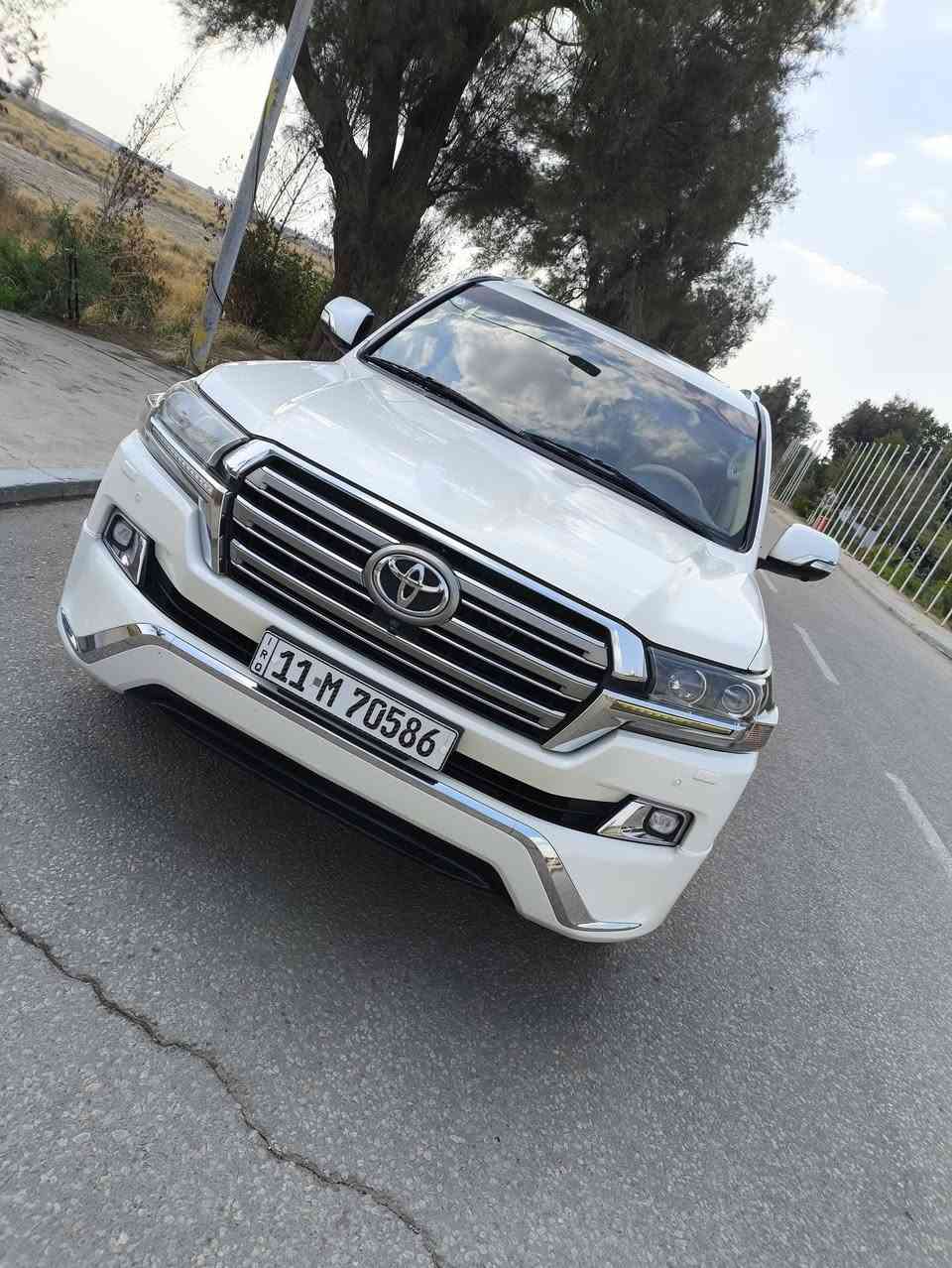 السلام عليكم 
لاندكروز 2017 وايت اديشن اصل فول 1/1 رقم بغداد الدولي الجديد  بسمي رقم وسنويه كله جديد ماشيه 200الف حقيقي مكفوله كفاله عامه كير مكينه حدداديه كله مكفول (فقط بارد قليل)المواصفات — شاحن لاسلكي 
1 بصمه + 
2- سلايت 
3- كشنات جلد + كشنين كهرباء + كشن السائق 3 حركات 
4- 8 ارباك 
5- شاحن لاسلكي  
7- مري شفط + مري قلاب عند الرجوع + اشاير بالمري 
8- اشاير لكزز + لايت اسود 
9- حساسات امامي خلفي 
10 - كامره 
11- زراك لايت 
12- طفايه 
13- تشغيل عن بعد 
14- اناره داخليه 
15- دوس علامه لاندكروز ضوئيه 
16- دبل ماوس 
17- ثلاجه + فور ويل
18- جام يصعد وينزل عن طريق البصمه 
معروفه مواصفات الوايت اديشن فول 1/1 السيارة على ادينة وجديدة جداً 
السعر 46 الف وبيه مجال بسيط ترهم مراوس حسب القناعه
رقم ‏‪0772 419 6614‬‏//‏‪078-062-22330
