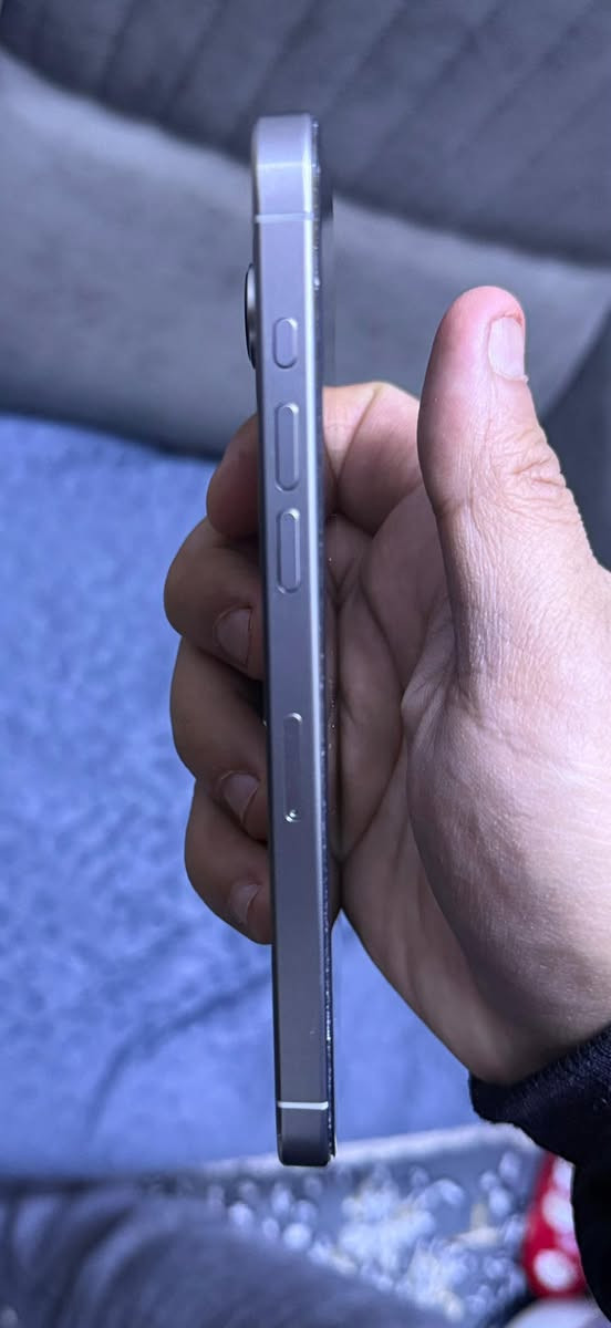 آيفون 15 برو ماكس ضمان ماستر مكفول استخدام شخصي وتر بروف تيتانيوم لون سلفرذاكره 256مكفول من الشخط والخدش والفتح ع الفحص مع الضمان 
ملحقات كامله أصليات وياه مع 5 كفرات هديه 
السعر مليون و 150 ألف ***********
