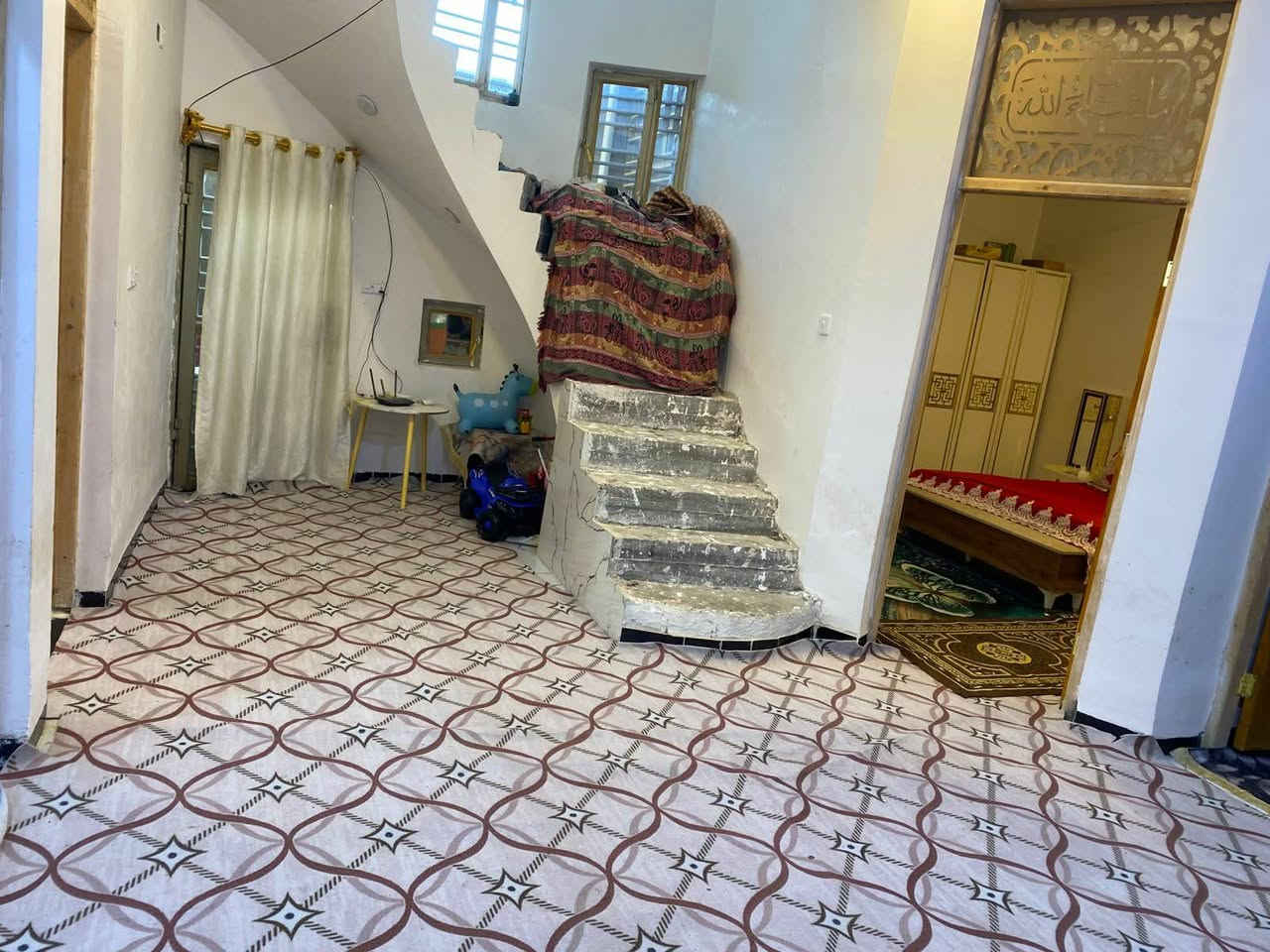 السلام عليكم دار طابو زراعي سند 25 المساحه 150 متر الدار متكون من غرفتين نوم +استقبال +صاله +مطبخ +صحيات داخليه وخارجيه (الدار بناء 2024) العنوان الحصوه خلف الحسينيه قرب مكتب سلام الشمري *********** للتواصل
