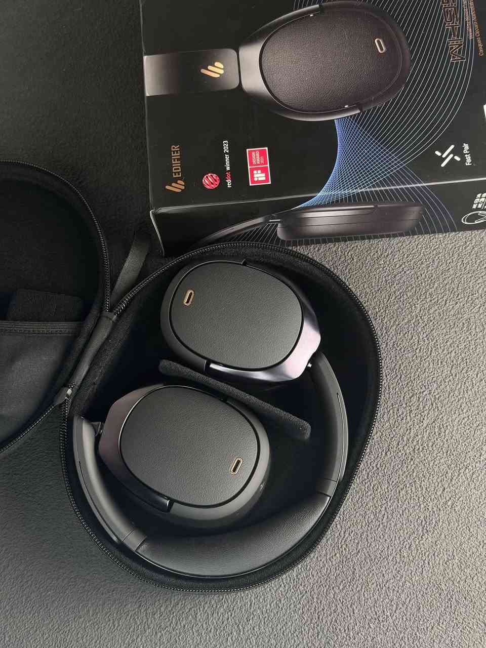 فرصة للي يدور "نقاوة الصوت والكمال".. Edifier WH950NB ملكة العزل والصوت 🎧🔥
إذا تريد سماعة تقارن بـ Sony XM5 أو Bose من ناحية الأداء، بس بسعر منطقي.. فهاي سماعتك.
للعلم: سعر السماعة العالمي بموقع الشركة وأمازون هو 200$ (يعني تطلع واصلة للعراق بحدود 320 ألف دينار)، وأني عارضتها بـ 200 ألف فقط وهي "جديدة 100%".
ليش هاي السماعة هي الأفضل بفئتها؟
عالم ثاني من الهدوء: نظام العزل (Active Noise Cancellation) مالتها مرعب، يخليك بنص ضجيج وما تسمع شي، مثالية للدراسة والتركيز والألعاب .
أنقى صوت بالعالم: تدعم تقنية LDAC وشهادة Hi-Res Audio، يعني تسمع تفاصيل بالموسيقى كأنك گاعد بالاستوديو.
انساها على الشحن: بطاريتها تخدمك 55 ساعة! شحنة وحدة بالأسبوع كافية جداً.
فخامة وراحة: ديزاين ملكي، جلد ناعم جداً، وتصميم مريح للأذن حتى لو تلبسيها يوم كامل.
مكالمات Zoom واتصالات: بيها 4 مايكات ذكية تعزل صوت الهواء والضوضاء، وصوتكِ يوصل للمقابل صافي جداً.
السماعة جديدة 100% بكامل ملحقاتها والباكيت والجنطة الأصلية (Hard Case).
السعر: 200 ألف دينار (سعر قفل وفرصة حقيقية مقارنة بسعرها الأصلي).
الموقع: بغداد - المنصور.
للتواصل مباشرة: ***********
