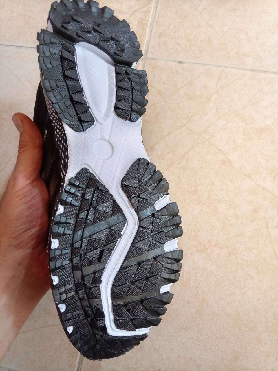 حذاءً رياضيًا مخصصًا للجري والمشي من نوع "Keep Running".يتميز هذا الحذاء بالخصائص التالية:التصميم: يأتي بلون أسود مع ثلاثة خطوط جانبية مائلة وشريط يحمل عبارة "Keep running" باللون الفضي/الذهبي اللامع.الجزء العلوي: مصنوع من نسيج شبكي خفيف الوزن ومسامي (Mesh) ليسمح بتهوية القدمين وتقليل التعرق أثناء التمرين.النعل: نعل مرن ومقاوم للانزلاق يحتوي على نمط منقّط لتوفير امتصاص جيد للصدمات وتخفيف الإجهاد أثناء المشي أو الجري لفترات طويلة. أربيل, العراق


**إذا كنت صاحب هذا الإعلان وتريد حذفه لأي سبب، رجاءا أرسل رسالة إلى الدعم الفني**