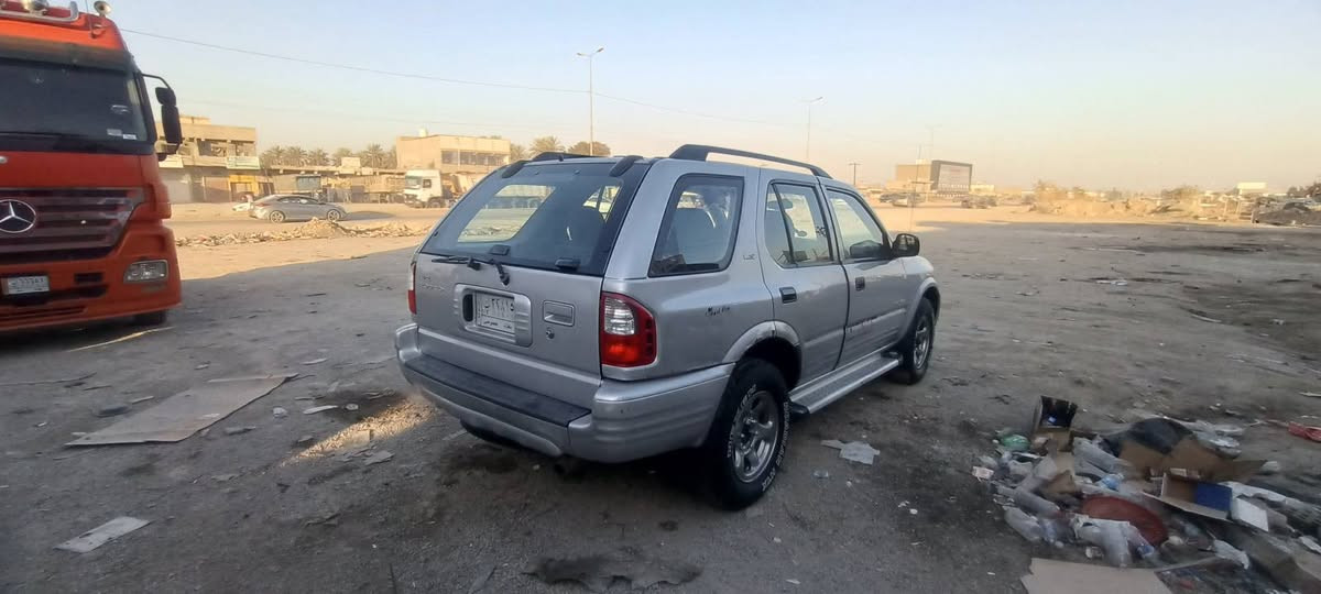 من رخص الادمن ازوزة رديو موديل 2000سياره كير محرك 2500تحويره حلوه محرك جديد كير  هم جديد تبريد شغال كهربائيات كلها شغال والحمدلله تخم تاير حلوات صدر امامي خلفي كلش زينات تخم دبل جديد اصلي اني شديته مسجل ضو داخلي ابطاين كلها ابلاد وشرط النظافه 99% بيها شباك مكسور وتك مازده غيرهن ماكو اي نقص سعر ٦٣ أبو غريب ***********   تعليقات مااجاوب خاص مفتوح واتصال مفتوح ملاحضه ترايش السياره شديتهن جان بيهن شخوط وصبغتهن
