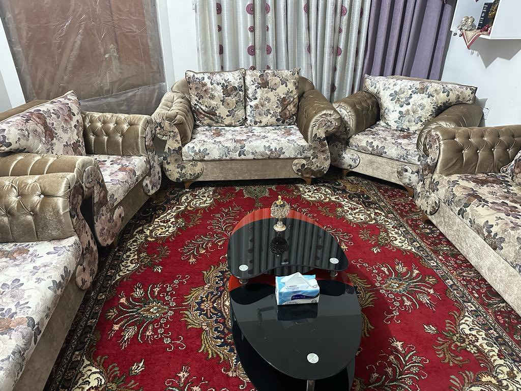 قنفات خمس قطع ثنين كبار وثلاثه صغار
استعمال قليل ونظاف بدون كسر او تمزيق او بقع 
مكاني البصرة القبلة حي المهندسين 
للتواصل على رقمي الخاص 

+964 772 292 6973
@
