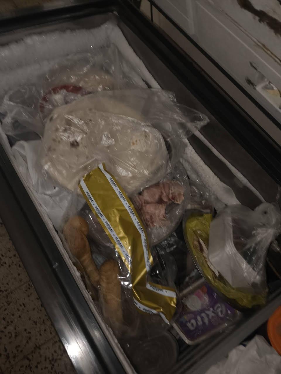 السلام عليكم احبتي 
مكلف بالنشر . أغراض منزليه نظيفة للبيع عنوان حي معلمين
للاستفسار الاتصال ***********
المواد . معرض وتخم 11 مقعد ومجمدة وميز تواليت مراية وغسالة اطفال صغيرة. جميع المواد نظيفات
