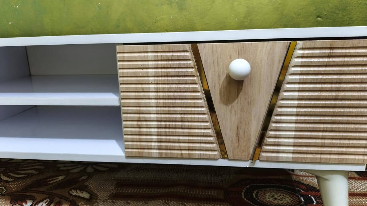السلام عليكم 
ميز تلفزيون جديد كلش 
السعر 100 الف مجال بسيط 
***********
