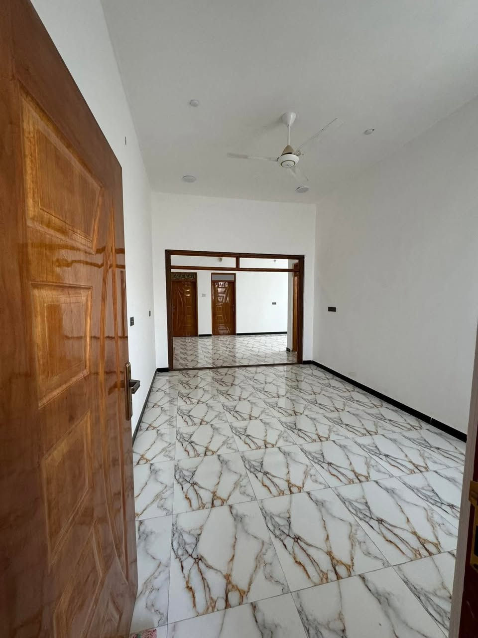 دار زراعي للبيع مساحه ٣٠٠م في منطقة الصخيين شارع المدارس 
بناء طابوق وسقف كونكريت بناء حديث ٢٠٢٥شغل درجه اولى
يتكون من غرفتين كبار وصالتين ومطبخ وصحيات وديوانيه ومدخل وكراج يتسع سيارتين ومطبخ حار وصحيات خارجيه 
منطقه مخدومه وبنص السكن قريب على المدارس 
خدمات ماء وكهرباء 
السعر ١٠٥  
للمزيد اتصال 
بالأرقام التأليه 
***********
***********
للمزيد من المعلومات يمكنكم التواصل معنا 
على صفحة الفيس بوك (در الامل للعقار) 
للمزيد من العروض على الفيس بك 
https://www.facebook.com/share/184e1SZUBr/?mibextid=wwXIfr
للمزيد من العروض على حسابنا تيك توك
 www.tiktok.com/@user3133131000
للمزيد من العروض على حسابنا التيليجرام (در الامل للعقار)
https://t.me/+P7JMB2u_71k2ZWJi

للمزيد من العروض على حسابنا الواتساب (در الأمل در الامل للعقار) 
https://chat.whatsapp.com/BLYmucgy7SSGDs399o3EWD
