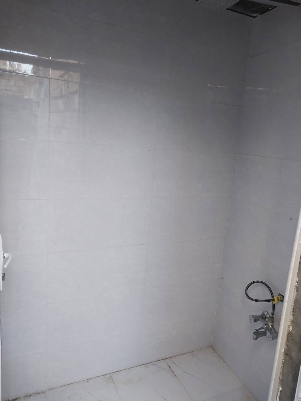 السلام عليكم بيت زراعي على شارع سايدين بناء جديد بلوك كهربائي والسقف اعكاده مساحته ١٣٠ متر (١٣×١٠)  العنوان الأسكان الصناعي نهاية نزلة الجامع  بالقرب من شارع الحولي السعر ٥٠
*********** للتواصل واتساب
