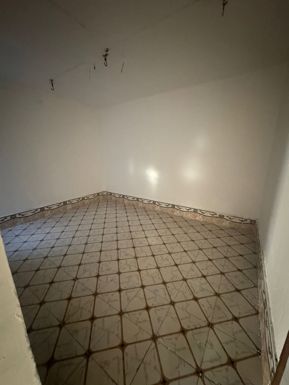 مشتمل ١٠٠ متر حي  للإيجار  قرب مجسرات الزهراء ع غرفه وصاله فوك وغرفه وصاله ومطبخ واستقبال جوه البيت مرتب سعر الايجار ٣٧٥ اتصال ***********
