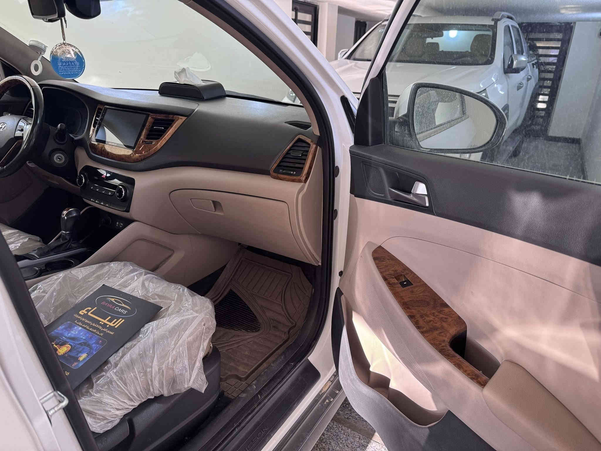 السلام عليكم 
للبيع توسان 2018 خليجي
السعر 193 ورقة
بيها بارد بالباب الايمن الخلفي وتكحيل كارت
رقم بغداد بإسمي
سياره مابيها اي نقص
شاشة كبيرة
كاميرا خلفية
يدات نيكل
مري شفط مع اشاير
لد نهاري
تحكم ستيرن
كشنات جلد
تطعيم الداخل صاجي
ثلاث وضعيات قيادة (سبورت,عادي,ECO)
تبريد قطعتين 
مكينة 2000
ماشية 124,500 كم قابل للزيادة
(مرفق صور السونار من اشتريتها سنة 2024. نفس الملاحظات)

للاتصال ***********
العنوان: كرادة خارج
