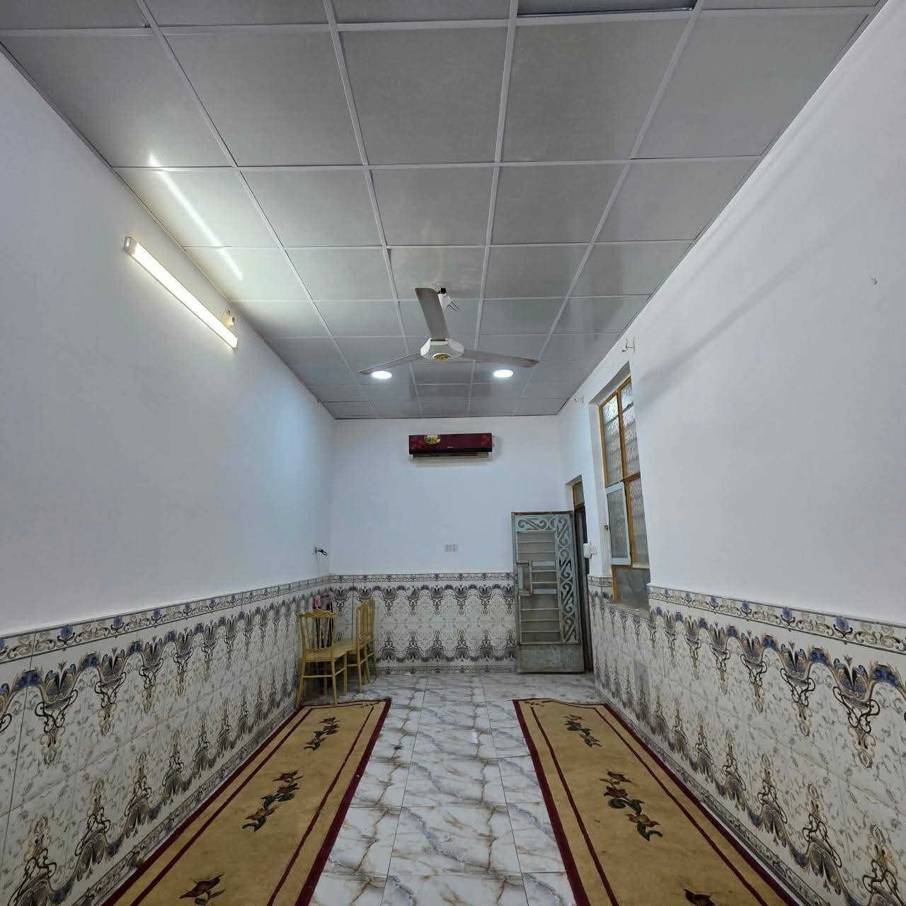 *🏠 دار للبيع – بناء جديد وسعر مناسب!*
📍 *الديوانية / حي الفرات – شارع مسجد الرسول الأعظم (شارع 15 متر مباشر)*

▪️ *المساحة:* 93 متر  

▪️ *الواجهة:* 6 متر  

▪️ يحتوي على:  

✅ غرفة نوم  

✅ صالة  

✅ استقبال  

✅ مطبخ  

✅ صحيات داخلية وخارجية  

💰 *السعر مناسب جداً*

للستفسار ولتواصل لاتصال على الرقم  ***********
