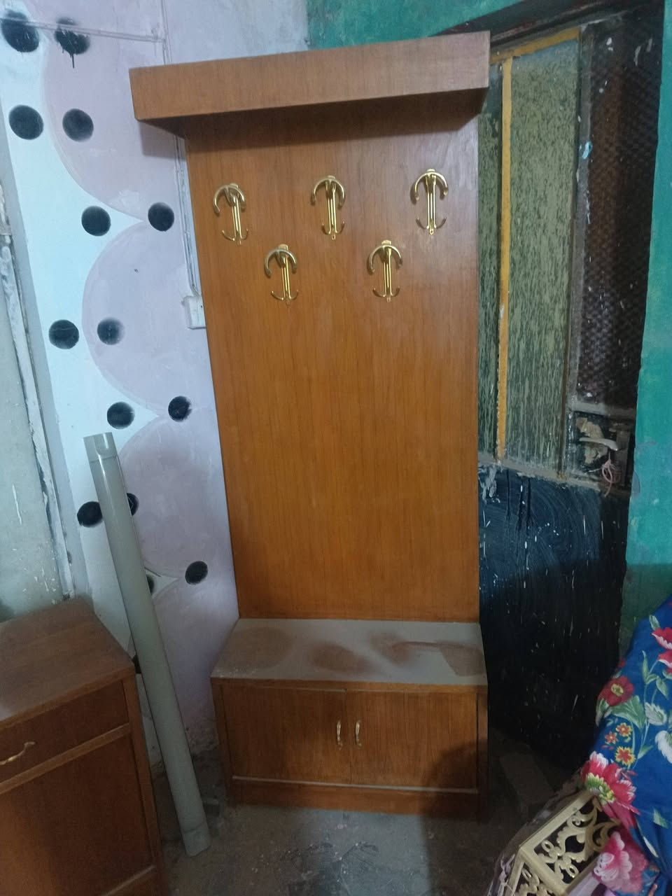 السلام عليكم ورحمة الله وبركاته غرفه اخت الجديده ست بيبان ما مستعمله بس متروكه ومابيها اي ضرر وكبالك الغرفة موضحه بالصور وكلش نضيفه 350الف مكاني بغداد الحريه الدور 
رقم *********** وبي واتساب 
ومازنجر موجود
