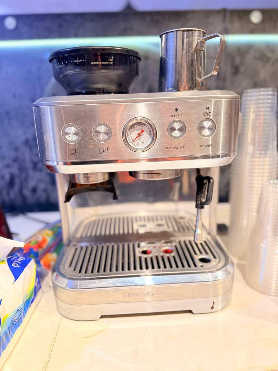 سلام عليكم للبيع غراض  ثلاجه عارضه جديده لوك سعرها 400وبيها مجال وكرل بركر اصلي تركي 350وبي مجال وجهاز قهوه اسبرسو 250 بي مجال ***********
