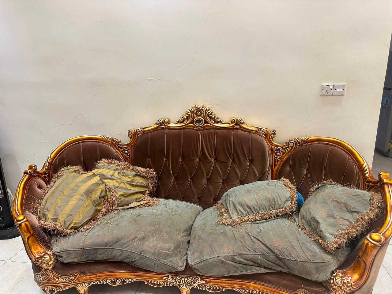 🏡 للبيع طقم دمياطي مصري فاخر

يتكون من:

* 3 قنفات 
*2 كرسيين

✅ خشب دمياطي مصري أصلي.
✅ تصميم كلاسيكي فاخر ومتين.
✅ يحتاج تغيير دوشمة فقط.

💰 السعر: 900,000 دينار عراقي
📌 السعر قابل للتفاوض بالمعقول.

للجادين فقط، التواصل على الخاص
***********
