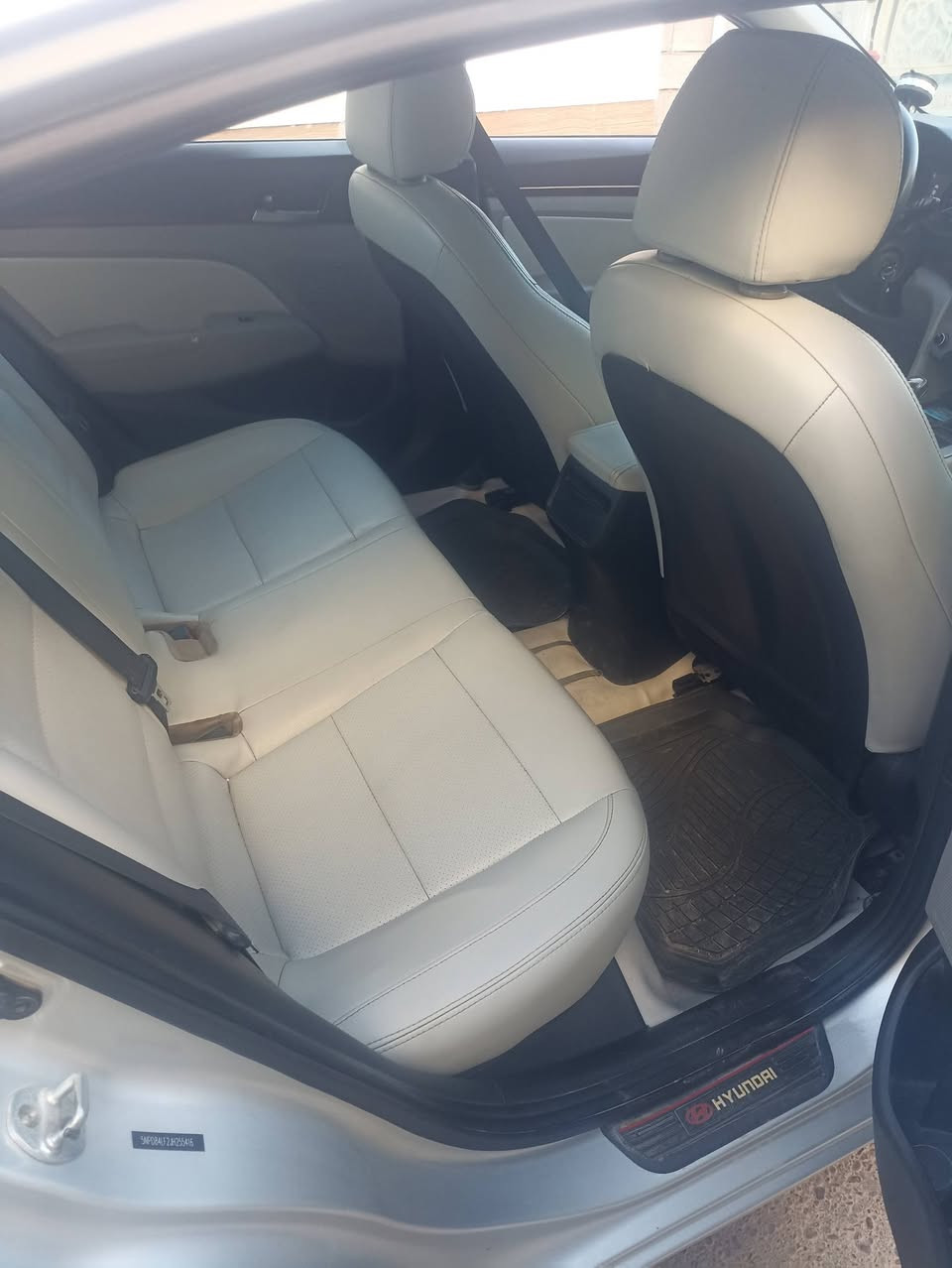 السلام عليكم الانتره 2018 أمريكي حادثه خشم بنيد بدون ايرباك وبدون دواخل السياره مابيه قطره صبغ بيه طخه دوسه موضحه بصوره سياره بسمي تحويل ثاني يوم سياره نص فول 3 انضمه قياده رادار مكانه رمادي السعر 128 وبيه مجال اي استفسار الاتصال على رقم ***********
