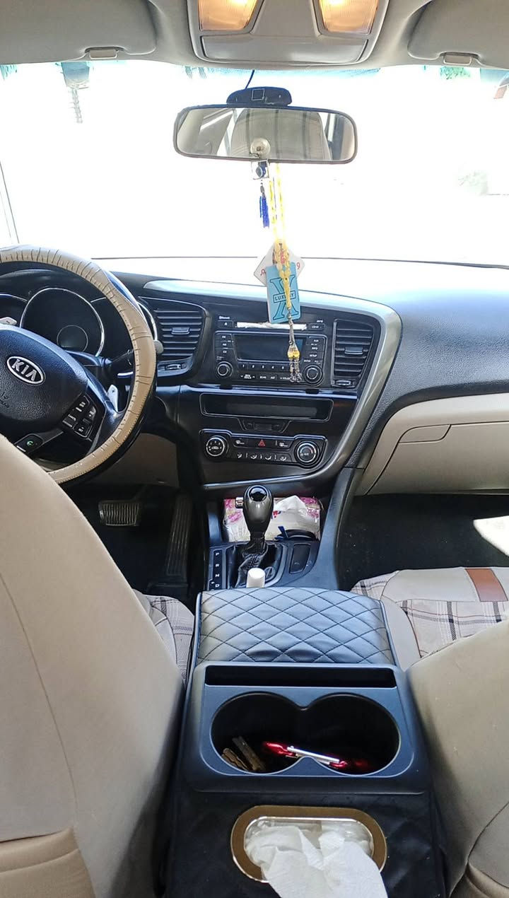 السلام عليكم...
كيا اوبتيما 2012 خليجي
محرك 2000 دوش...كير ومحرك خير من الله سياره كلش نضيفه 
الون ابيض صدفي والداخل بيجي واسود
السياره باسمي حرف..و..
بيه رصعه بخشم البنيد كد 4اصابع...
وشخط باب السائق  والجاملغ مصبوغ للنص بدون معجون...
مكاني بغداد حي الشباب 
السعر..127$
وبيه مجال بسيط حك الجيه
***********
اتصل وتدلل
