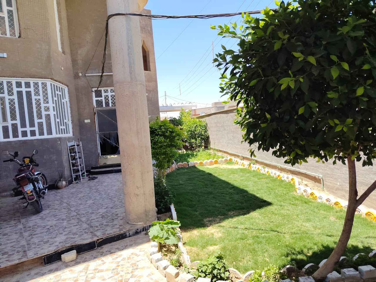 دار للبيع في حديثة حي المعلمين قرب مسجد المدينة المنورة مجمع الدوائر الحكومية ركن على شارعين
مساحة/٤٥٠ متر
الدار بناء حديث
يتكون الدار من :
الطابق الاول
مطبخ حار وبارد+مخزن
غرفتين نوم
وديوان
وهول
وصاله
وصحيات داخليه و خارجية
الطابق الثاني:
غرف نوم العدد ٣
وصحيات
ومخزن كبير
كل الدار مطبك سيراميك للاستفسار الاتصال على الرقم ***********
دار للبيع في حديثة حي المعلمين قرب مسجد المدينة المنورة مجمع الدوائر الحكومية ركن على شارعين
