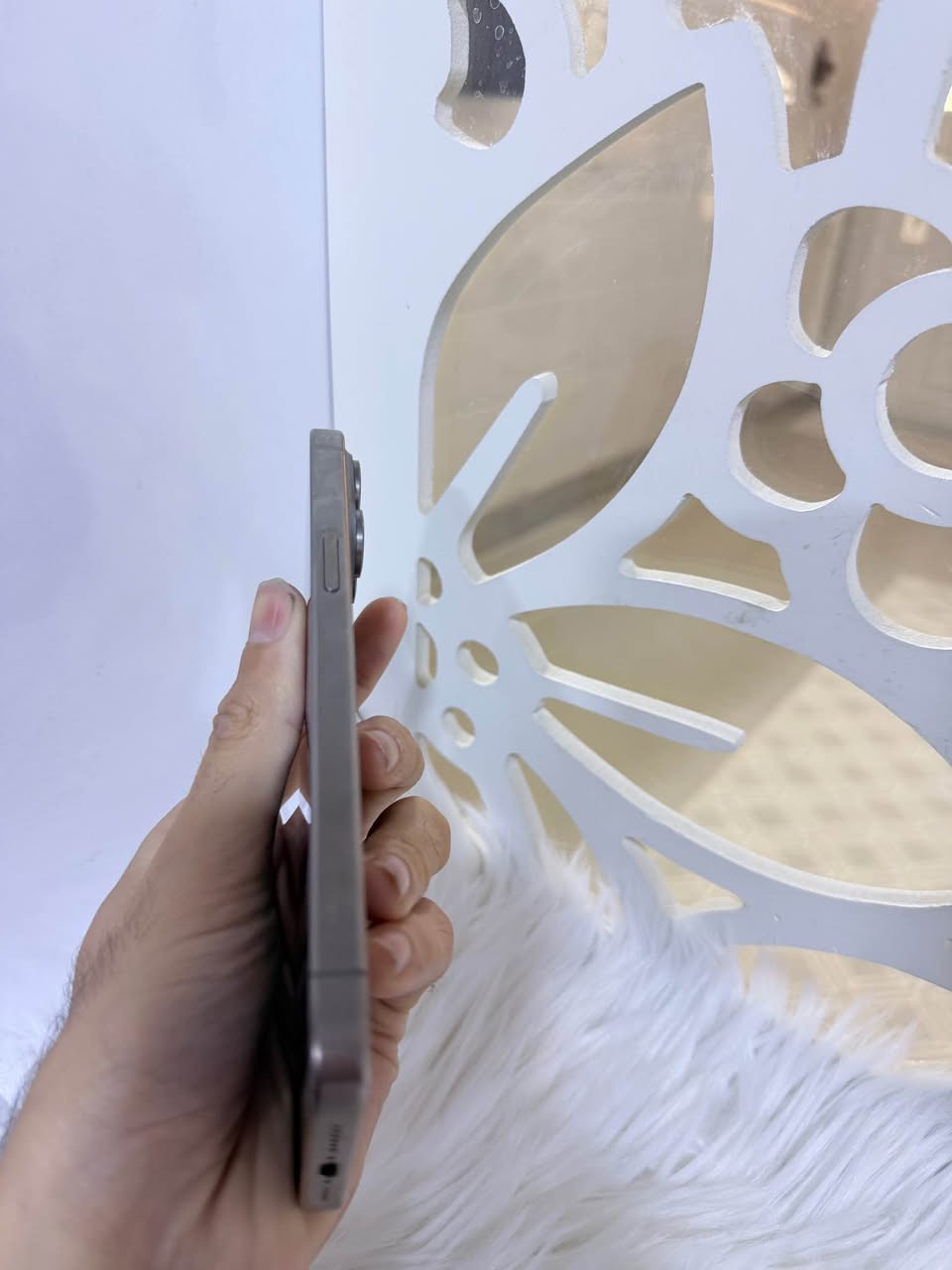 ئایفۆن ١٥ پڕۆ ماکس
زاکیرەی ٢٥٦ گێگا یەک سیم - ئی سیم
پاتری ٨٧ بە گشتی مۆبایلەکە خاوێنە
تەنها یەک درزی پشتی هەیە وەک لە وێنەکە دیارە
نرخی 610 دۆلار گەیاندن هەیە
ناونیشان - هەولێر قەڵاتی نوێ مۆبایلی هاوکار
ژمارە مۆبایل :- 📱 *********** أربيل, العراق
