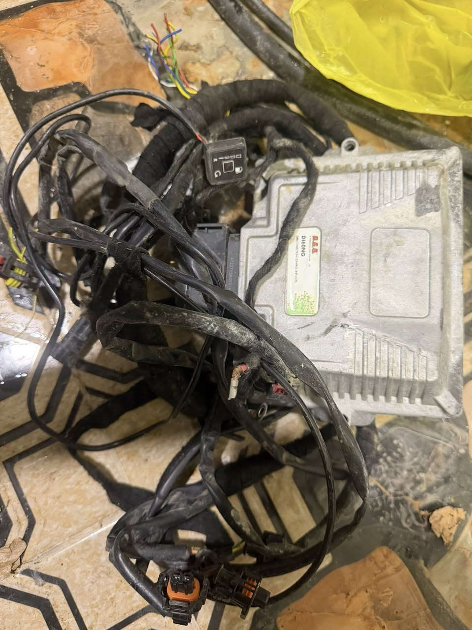 متوفر ادوات منضومة غاز  ضفير وعقل gdi
4سلندر كل حاجه وسعرها وتريد شلع هم ماعندي مشكله 
***********
