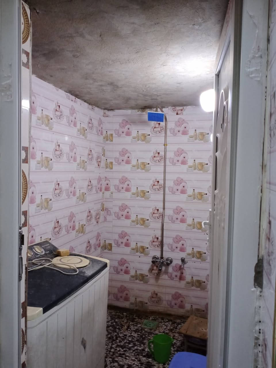 للبيع بيت بالنداء م59قريب على الثانويه السيبرانيه طابق ونص كونكريت مسلح غرفتين صالتين استقبال ومطبخ كامل بدون نقص كاشي سيراميك واتساب***********
