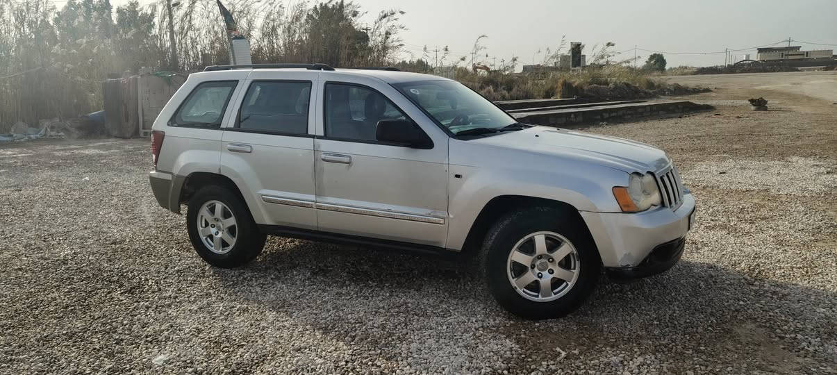 سلام عليكم شباب من رخصة مدير الكروب جيب شيروكي رقم سلمانيه بسمي السنويه لل2027 تخم تاير جديد باتري جديد مكينه جديده تبريدثلج السعر 100وبيه مجال المكان واسط قضاء الاحرار ***********
