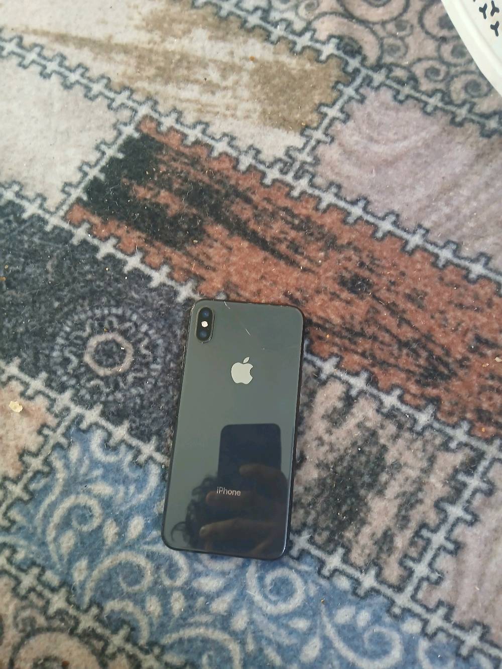السلام عليكم ايفون للبيع اكس ماكس ذاكره 256 بطاريه 88 بدل شاشه وبي فطر بالظهر سعره 115 وبي مجال رقم الهاتف***********