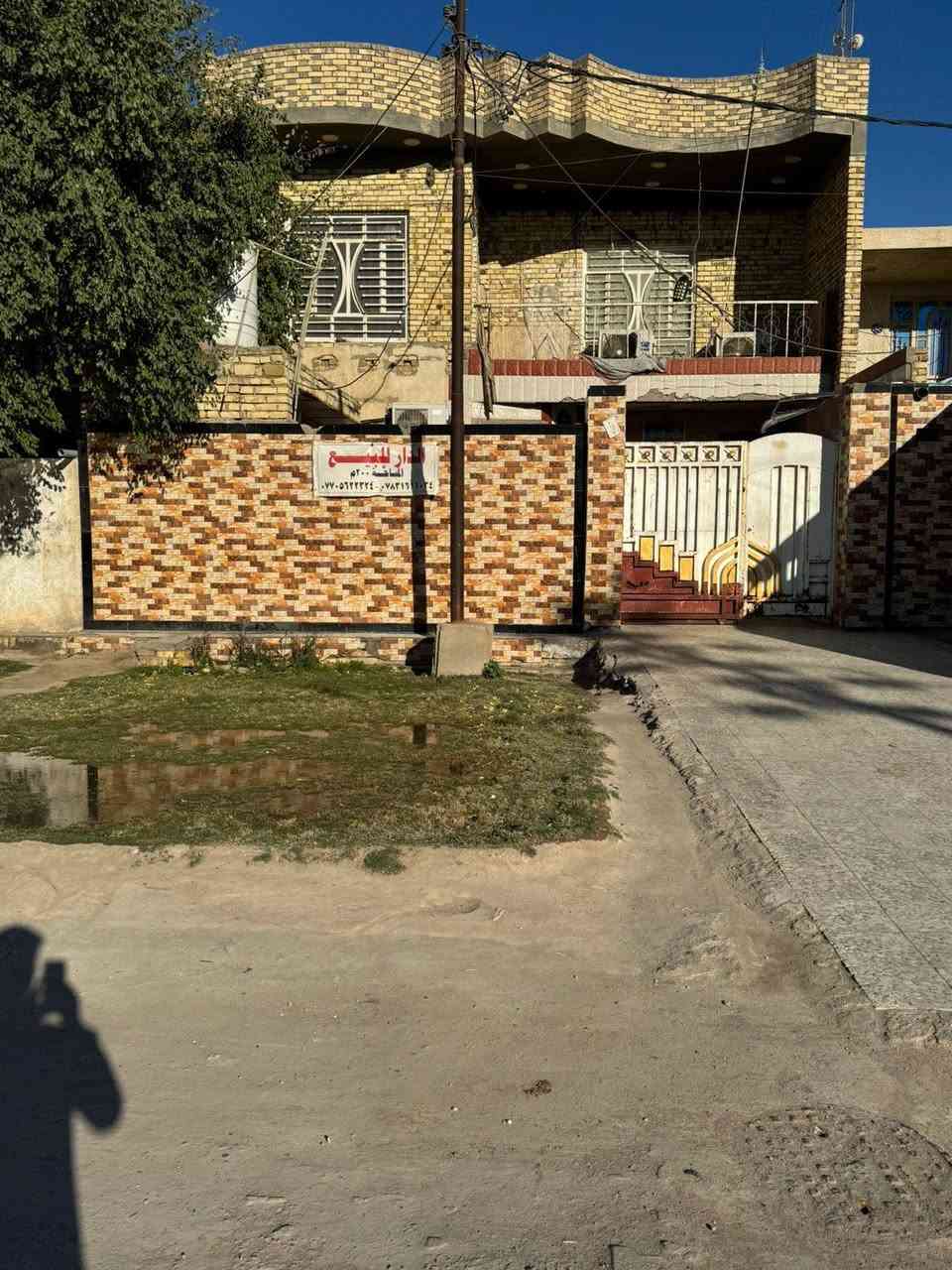 بسم الله الرحمن الرحيم
للبيع بيت طابو 
 المساحته 200 متر
العنوان  حي الحسن العسكري 
نهايه شارع عكش على السايدين 
طابقين
يحتوي الطابق الأول على 2 غرف وصاله واستقبال ومطبخ وصحيات ومنور
 والطابق الثاني يحتوي على 2 غرف وصاله 
  للستفسار الاتصال على الرقم ***********
