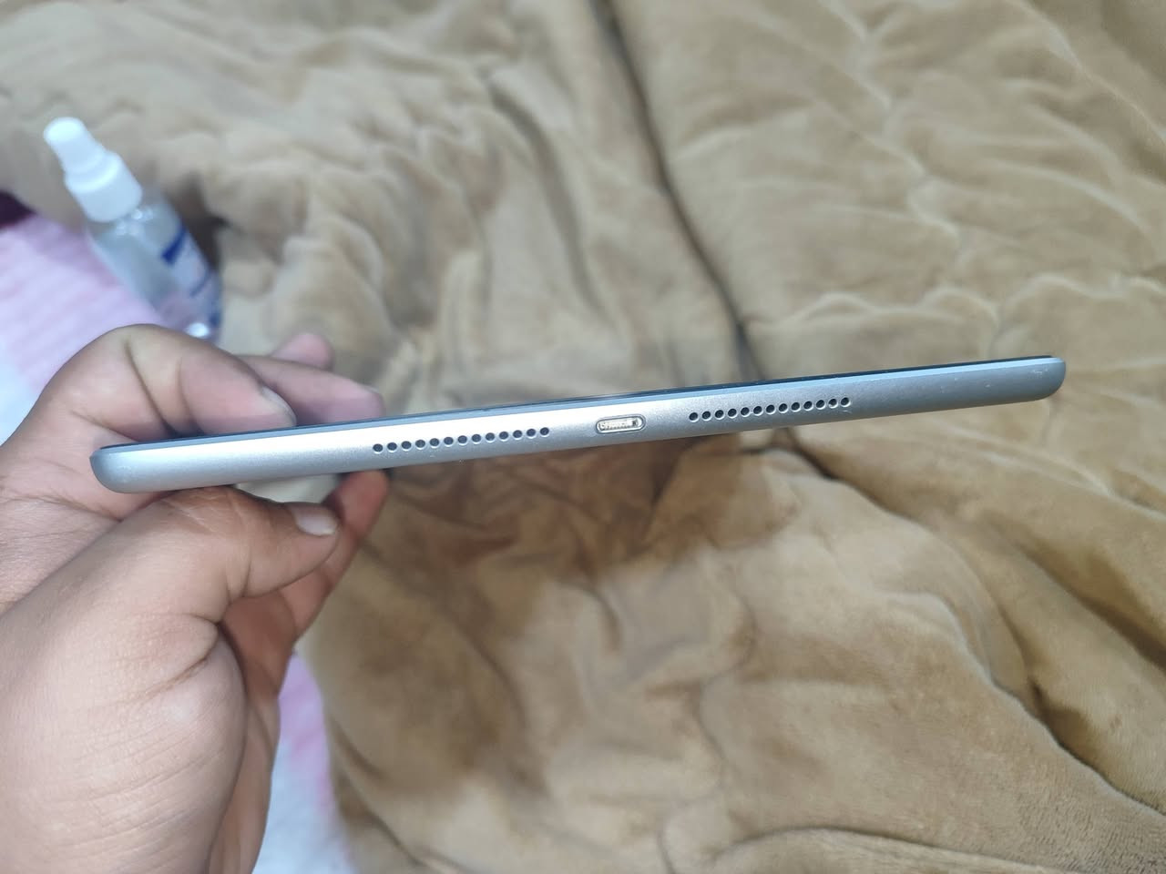 السلام عليكم ايباد 9 نسخه سيمكرت شريحه ذاكره 64 مواصفاته بل صوره بطاريه 99 الجهاز نضيف كلشي شغال بي جهاز كله نورمال ما مبدل بي اي شي بس شويه سلكون كلاس ما مبدله رقمي *********** بي واتساب  سعر 230 و بي مجال قليل
