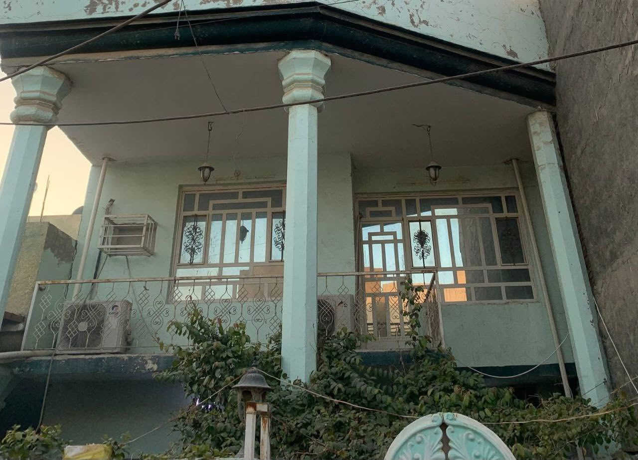 الموقع بابل حلة بستان الحلو 
المساحة:190
البيت متكون من ٣ طوابق
الطابق الاول:متكون من غرفة وهول واستقبال ومجمع صحيات
الطابق الثاني:متكون من غرفتين وهول واسع وسطح ومجمع صحيات ومخزن
الطابق الثالث:متكون من بيتونه واسعه وسطح كبير
للتواصل والاستفسار الاتصال على الرقم:***********
