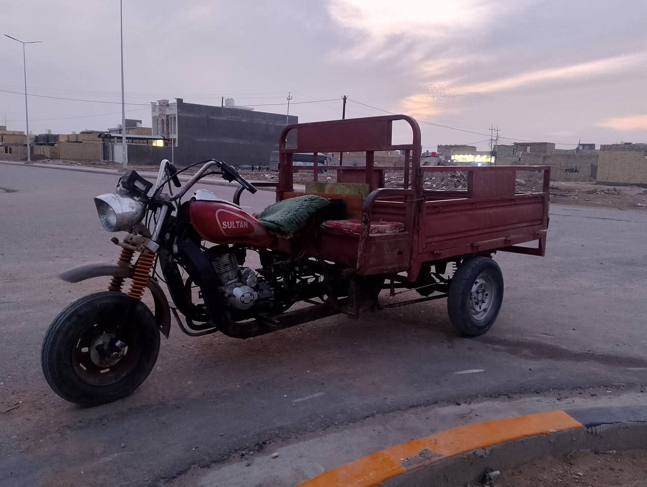 سلام عليكم شباب ستوتة للبيع الوراق ضايعة عدي بل بيت المكان العمارة حي الغدير السعر 650 وبيهة مجال *********** الواتصل معة صاحب الستوتة مكفولة عشاير ومكفول الشاصي
