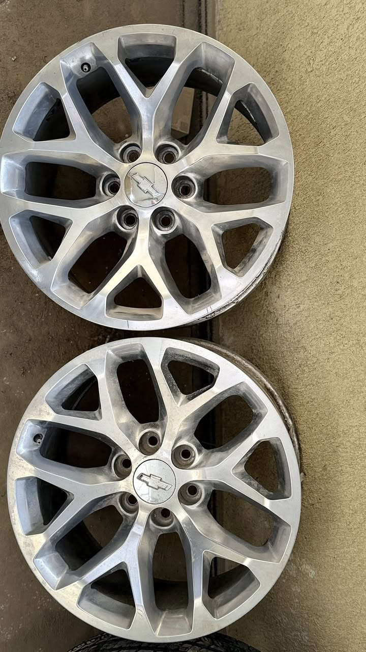 السلام عليكم للبيع تخم ويل عنكبوت حجم 20 مع تايرات 2 نضيف جداً سعر ب 400 دولار عنوان بصره ***********
