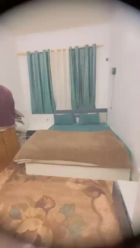 السلام عليكم عندي غرفه للبيع ب ٣٠٠ وبيه مجال ***********
