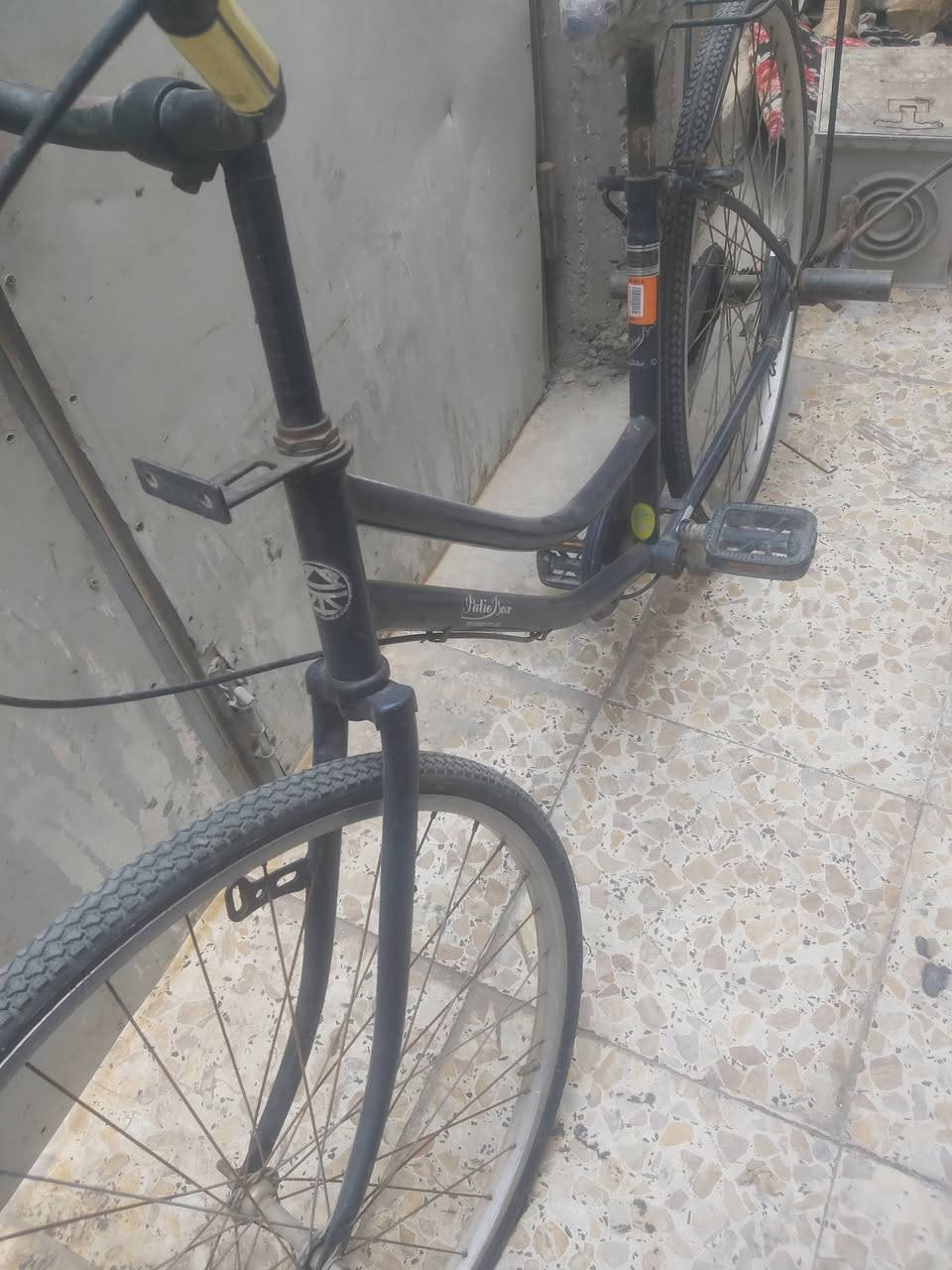 السلام عليكم  
بايسكل بناتي ٢٧ لون نيلي 
شوي بي شخوط متروك صارلة سنتين ، جوب امامي خلفي جدد بس نازلات
بريكه طخه صفرة قوية
جاملغات كامله و مبي نقص
انطي سعر ماعرف بيهن
مكاني بغداد العبيدي شارع جامع
شراي خابر او واتساب ***********
