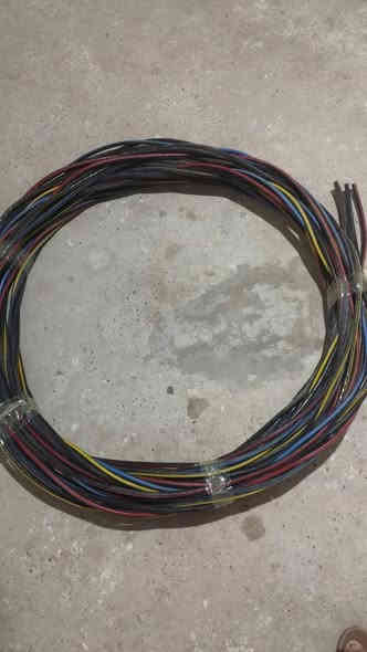 كيبلات للبيع 
عندي ثري فيس 3حار واحد بارد نوعيه درجه شرط احسن نوعيه 
 سعر المتر 4ونص  
عندي لف حار وبارد نفس نوعيه ثري فيس بس خطين  سعر المتر 2ونص 
عندي لف عادي متر 1500 الف  
***********
