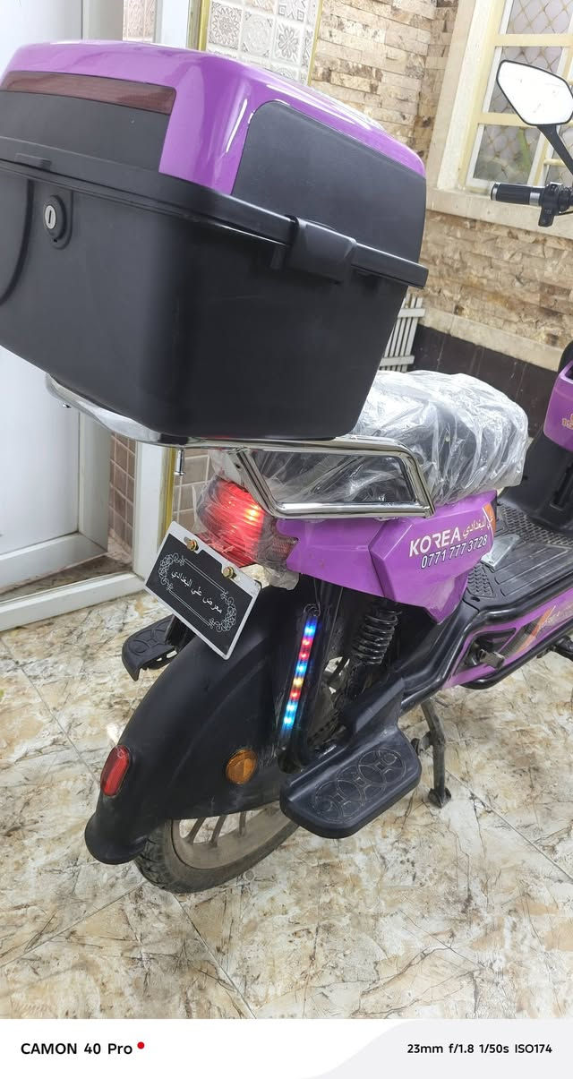 سلام عليكم دراجه شحن للبيع 
دراجه قبل شهر اخذتهه جديده 
١٥٠٠ واط 
٦٠ فولت 
تمشيك بل شحنه الوحده ٣٥ كيلو 
شاحنتهه وياها تجي بصمتين وكرتين وسويجات ثنين 
وبيهه سماعه بلوتوث صوتهه عالي 
سعر ٣٥٠ وبيهه مجال للطيبين مكاني بغداد منطقة الحريه 
رقمي *********** اتصل أو وتساب
