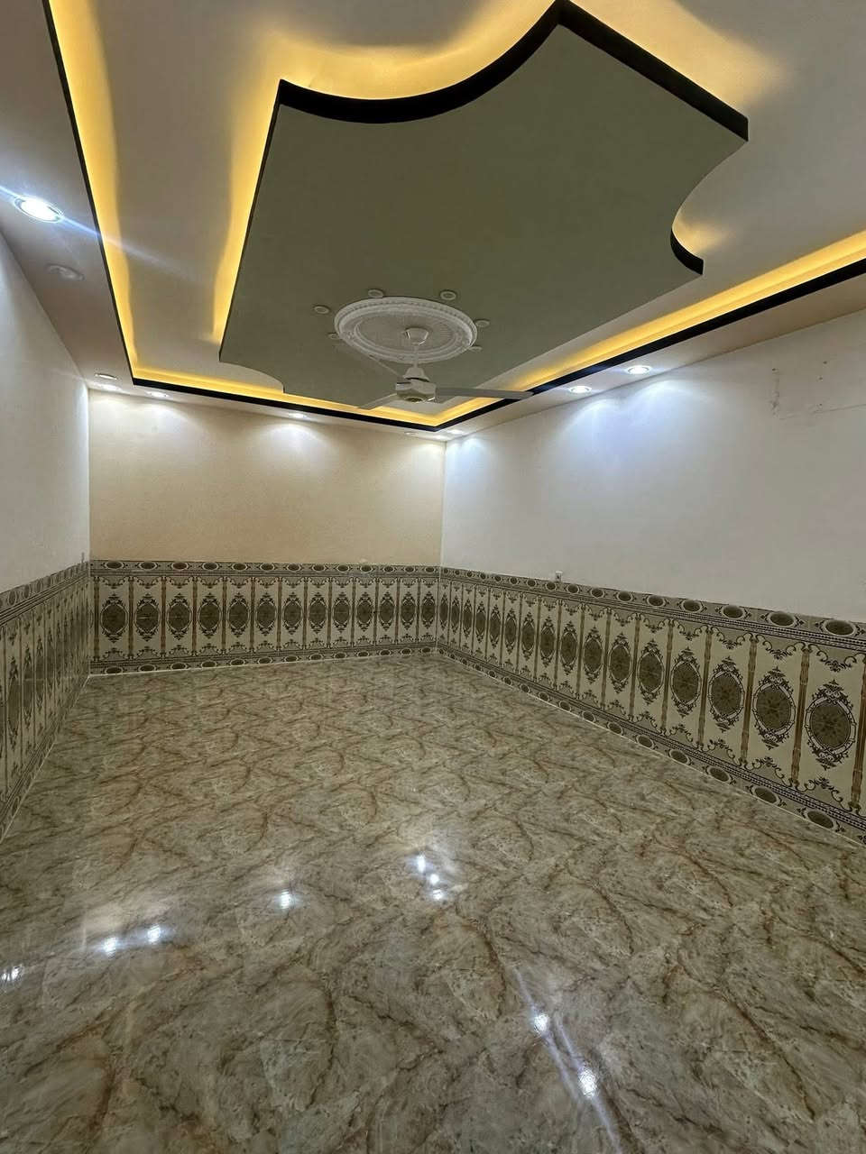 السلام عليكم دار للبيع 
المساحه 300متر 10*30
يحتوى ع 4نوم طابقين 
صيحات داخلي وخارجي
بناء 2022 بناء حديث 
سحب الطابق لارضي كاملآ
 العنوان الدار تكريت القادسيه 
حي الضباط بداية مدخل شارع جليل القصاب
او مقابيل جامع الرحيم 
لاستفسار اكثر مراجعة مكتب عقارات و مقاولات السردام او الاتصال 
***********
***********
