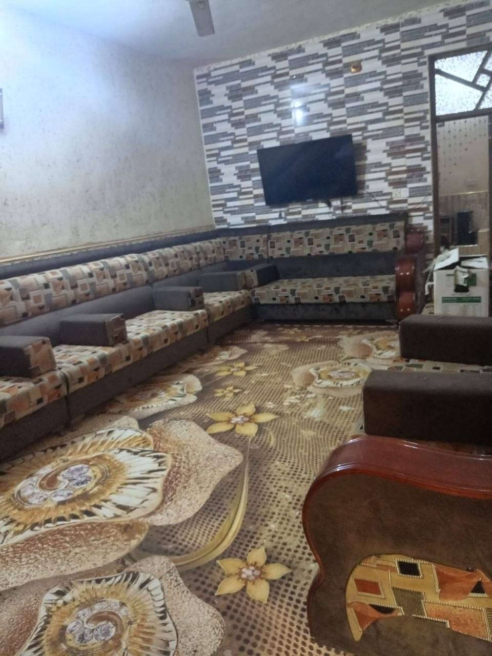 ببت طابقين ٢٠٠ متر
الطابق العلوي معزول 
السعر//  ١١٢ مليون 
العنوان // بغداد بوب الشام قرب جامع الامام علي
الواجهيه 8 النزال 25 طول الطرمه 6 متر والاستقبال طول 6 متر والعرض 4 المطبخ طول 4 متر  العرض 2 ونص الصاله طول 4 متر والعرض 3 المنور طول 3 عرض متر ونص غرفه نوم 4×4 ترك 2 متر حمام صحيات خارجي هم القاط الفوك نفس الجوه نقص البييتونه ماكامله وارضيه الاستقبال الفوك 4×4 بلكونه مترين على عرض البيت ودرج خارجي محل داخل البيت 3×3


**إذا كنت صاحب هذا الإعلان وتريد حذفه لأي سبب، رجاءا أرسل رسالة إلى الدعم الفني**