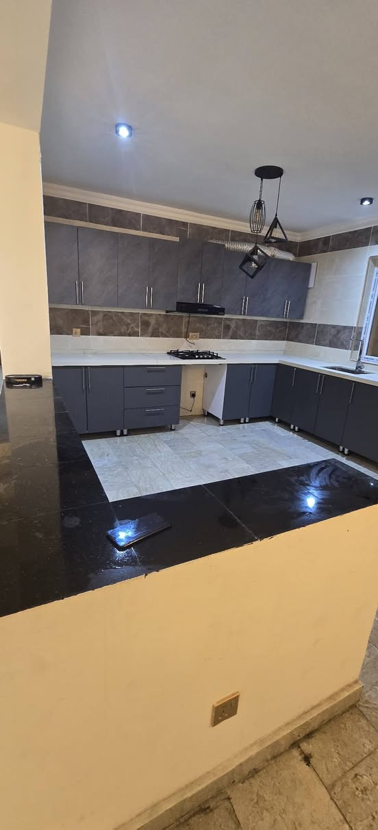 شقه للايجار مجمع ابن فرناس طابق ٦ مساحة ١٩٠ متر تحتوي ٣ سبالت ..مطبخ مجهز بكاونتر حديث مع طباخ ومرشحه ..تحتوي على اناره وثريات..٣ غرف نوم وصاله ومطبخ واستقبال ..حمام عدد ٢ بالكون عدد٢ .مخزن ١.مساحة ١٩٠ متر . 
للاستفسار ***********
سعر الايجار ٨٠٠ الف
