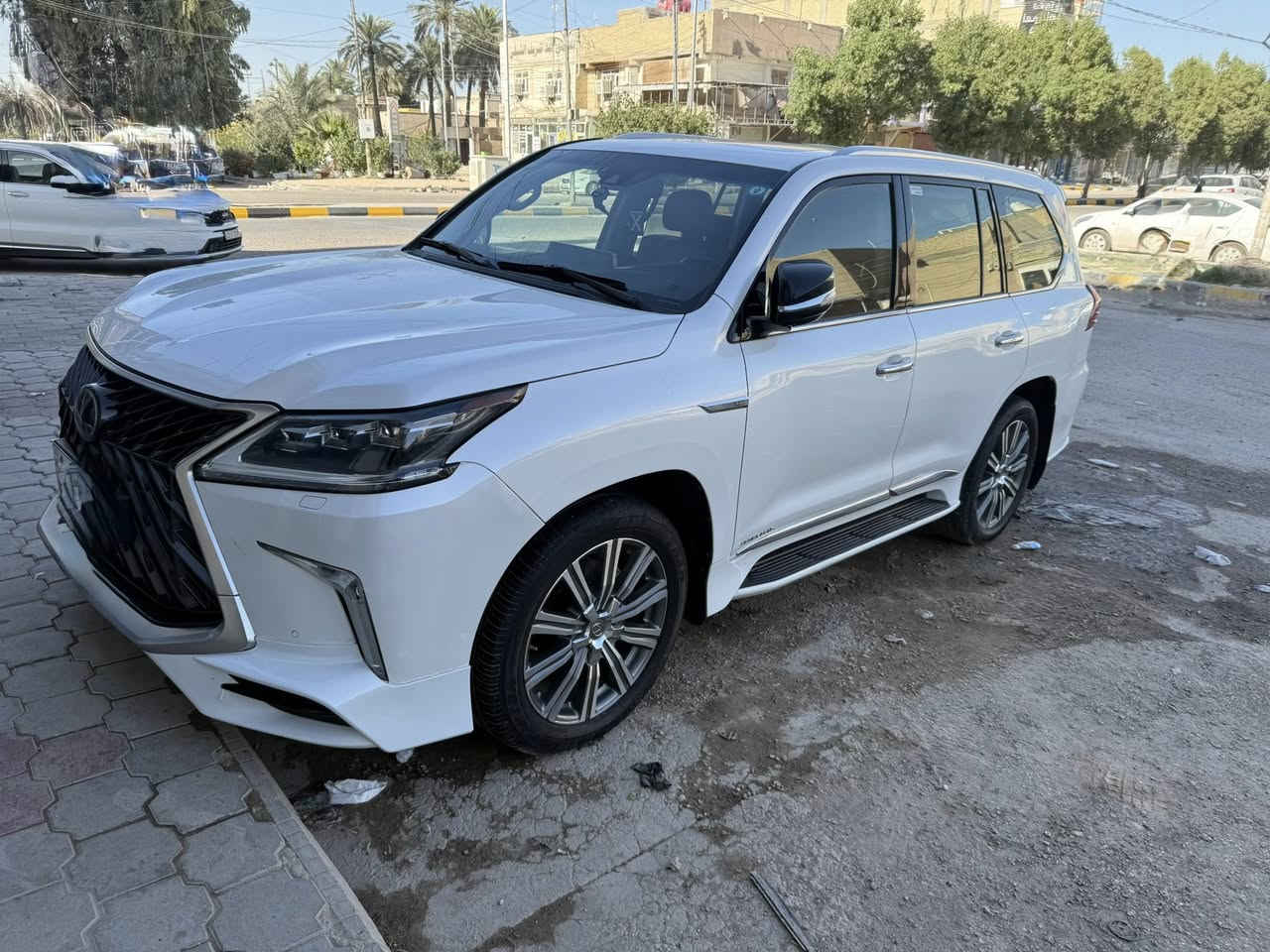للبيع اللبيع 
لكزس LX570 (2017) 
الموديل : سبورت بلس
 رقم بغدادبسمي
السيارة جديدة ونظيفة وبعدها بالجيس كفاله 

بيه فقط بارد مكانين 
 
 داخلية قرميدي مميز ومرغوب
 كشنات جلد كهرباء مع تدفئة وتبريد
 كشنات خلفية كهرباء + جنطة كهرباء
 حساسات أمامية وخلفية + سلايت
تشغيل عن بعد + 5 كاميرات + جكات
 ستيرن كهرباء + تحكم ستيرن
 مرايات كهرباء مع قلاب عند الرجوع
شاشات بالكشنات + شاشة أمامية
 كشنات خزن ميموري + أنظمة قيادة
 ثلاجة + شاحن لاسلكي + منافذ USB
 رادارات أمامية وخلفية وجانبية
تحديد مسار + دفع رباعي 4x4
 محرك V8 سعة 5.7 لتر )
مكان تواجد السيارة: النجف 
رقم صاحب السيارة: ***********
