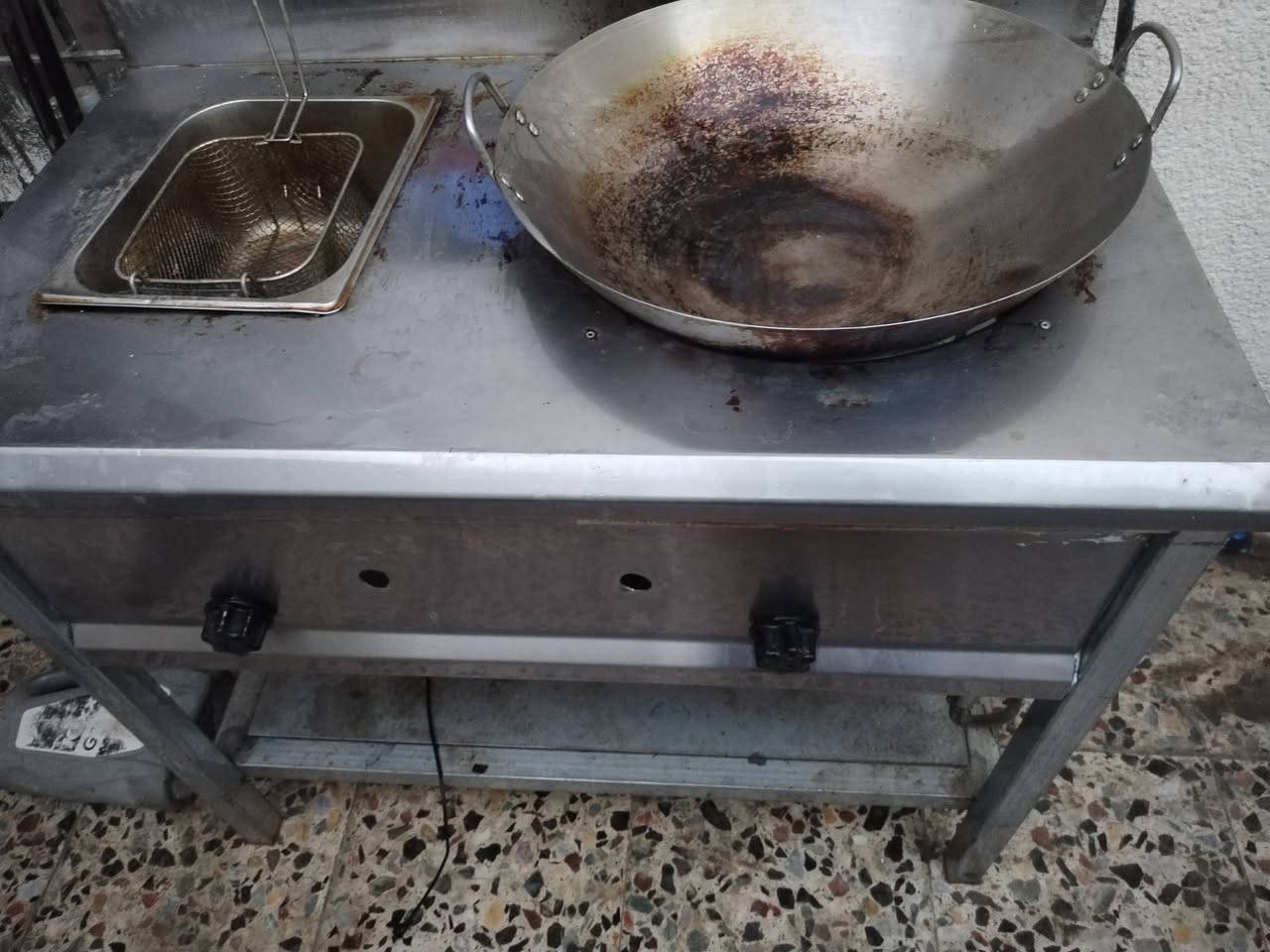 طباخ فلافل وفنكر وعربانه فلافل للبيع التواصل على هذا الرقم ***********
