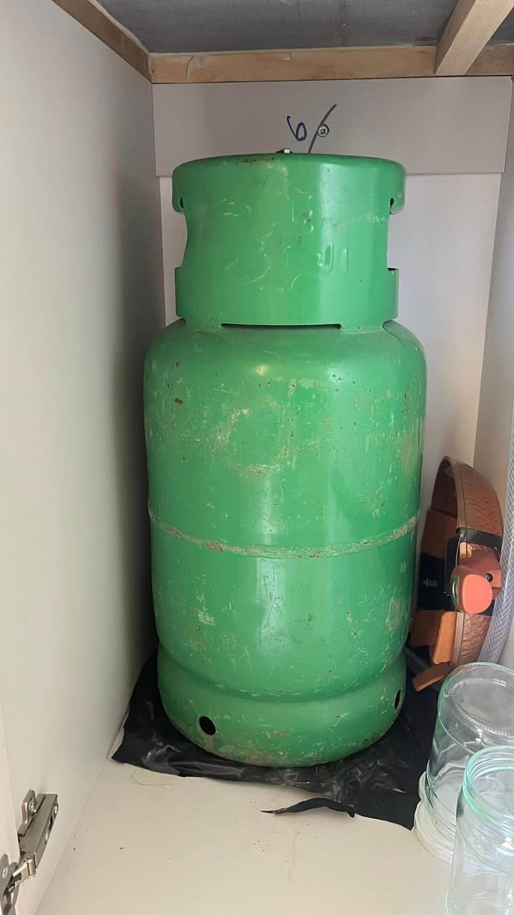 Urgent sale. If you are serious about buying, send the picture via private message.

20-foot Egur brand refrigerator (original Turkish made)
LG SMART 8kg washing machine
Newal CHT 560 brand heater
Gas cylinder
Curtain
3 double bedspreads
2 rugs
Complete kitchenware set أربيل, العراق


**إذا كنت صاحب هذا الإعلان وتريد حذفه لأي سبب، رجاءا أرسل رسالة إلى الدعم الفني**