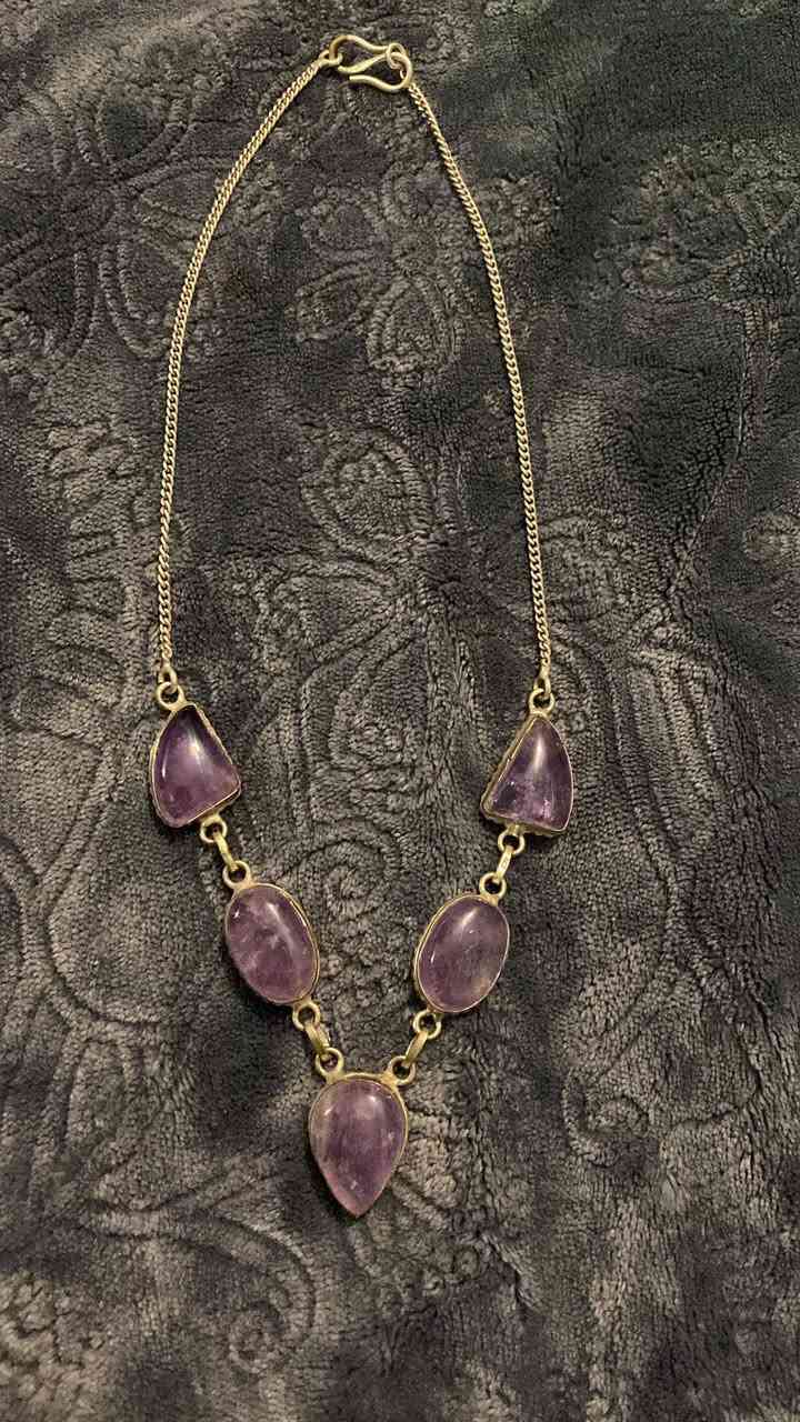 قلادة فضة 925 مرصعة بالجمشت النقي ابيعها هيه وحجرها يعني هذا وزنها كدامكم
مااكدر افصل الحجر واوزن تسكط حرامات 
المهم 31 غرام ونص الغرام على 4000 
جوه هالمبلغ لتراسلني رجاء 💖 
تحياتي لكم اخوتي


**إذا كنت صاحب هذا الإعلان وتريد حذفه لأي سبب، رجاءا أرسل رسالة إلى الدعم الفني**