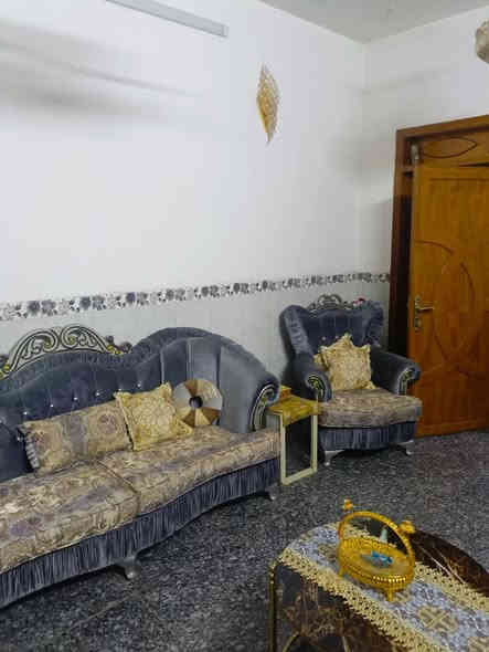 السلام عليكم بيت للبيع مساحته 170 متر طابو زراعي سند 25 طابق الاول كراج سيارة وغرفة نوم غير ظاهرة في الصور وهول وصاله ومطبخ وصحيات والطابق الثاني غرفتين نوم مفتوحة بغرفة واحدة غير ظاهرة في الصور وهول  في الصور العنوان الكرامة يبعد خمسين متر عن شارع ستين البيوت الي خلف شارع الضريبه وايضا خلف حلويات سنتر بوينت من جهة حي الطيارة قريب جدا تفاصيل اكثر*********** بي واتساب أو خاص موجود
