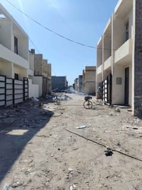 وبركاته  قطعة ارض ١٠٠ متر  بنص البناء بين بيتين  ماء وكهرباء وانترنيت ...